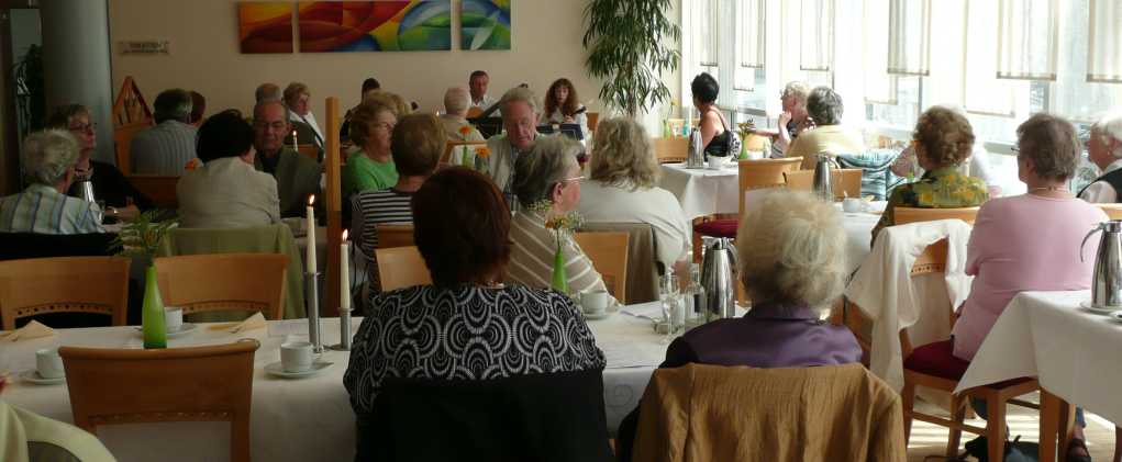 Senioren lauschen russischer Volksmusik.