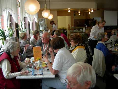 Mittagessen in föhlicher Runde.