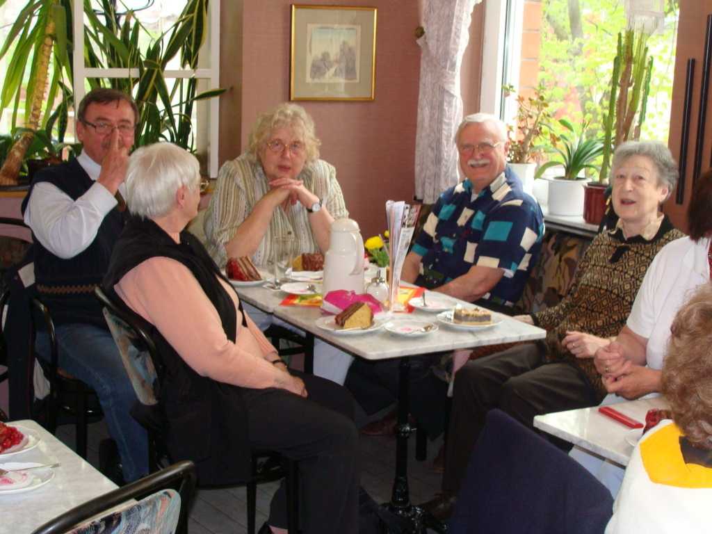 Kaffee und Kuchen in föhlicher Runde.