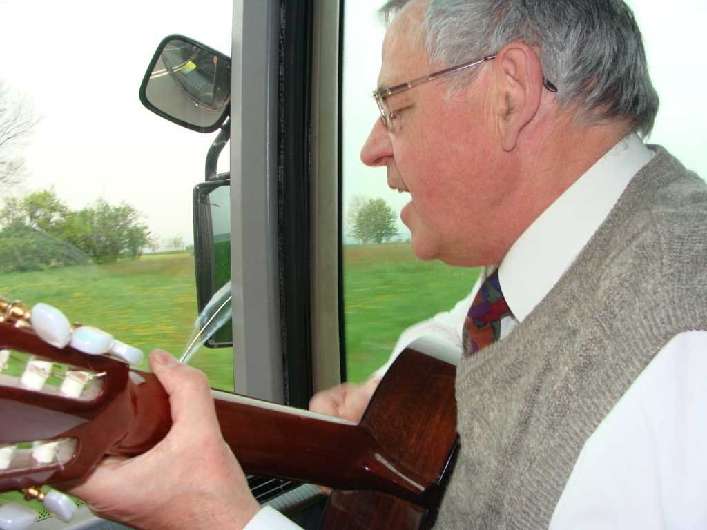 Walter bringt uns zum Singen fröhlicher Lieder.