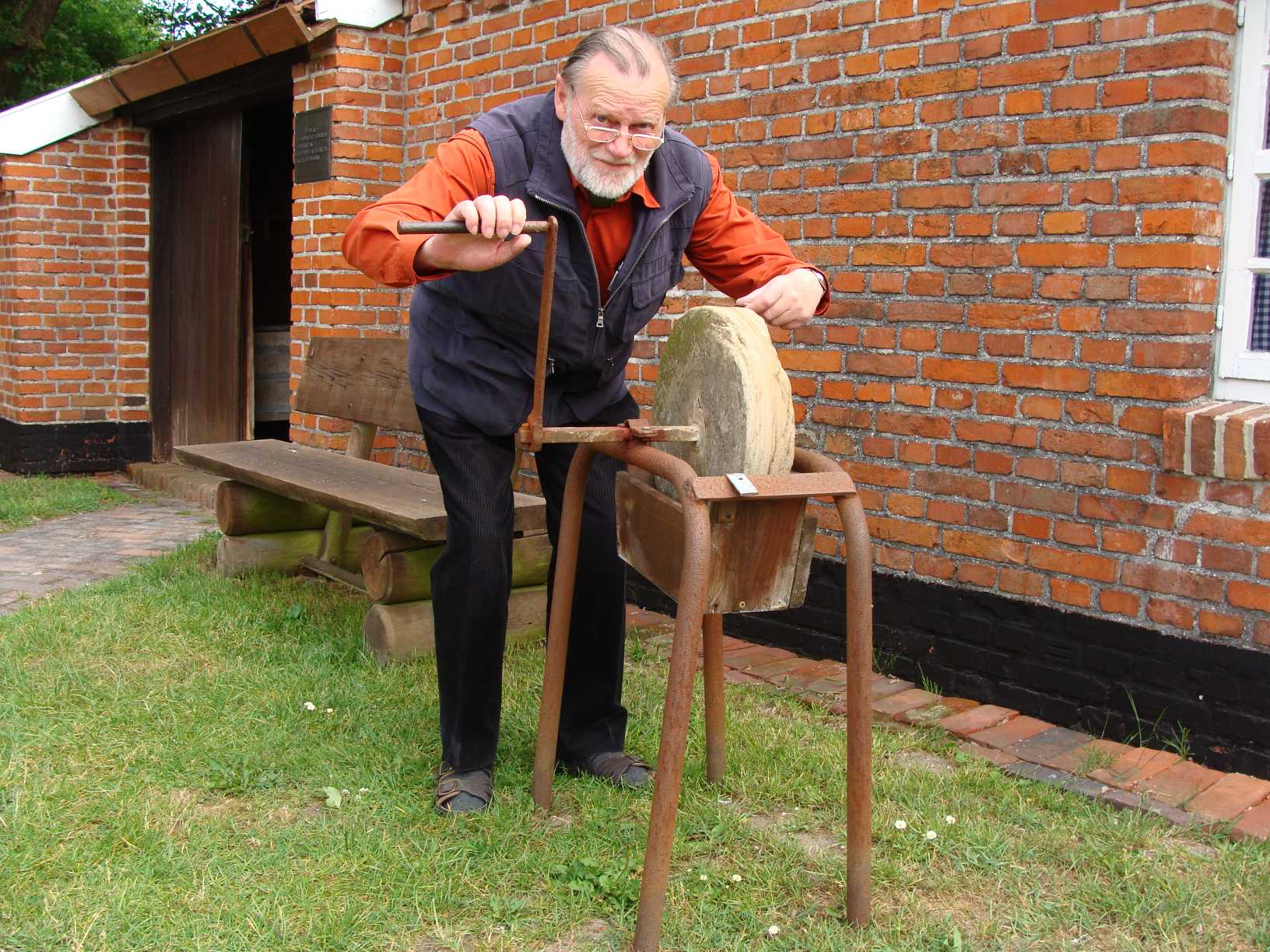 Der Vorsitzende übt das Messerwetzen. Der Vorsitzende übt das Messerwetzen.
