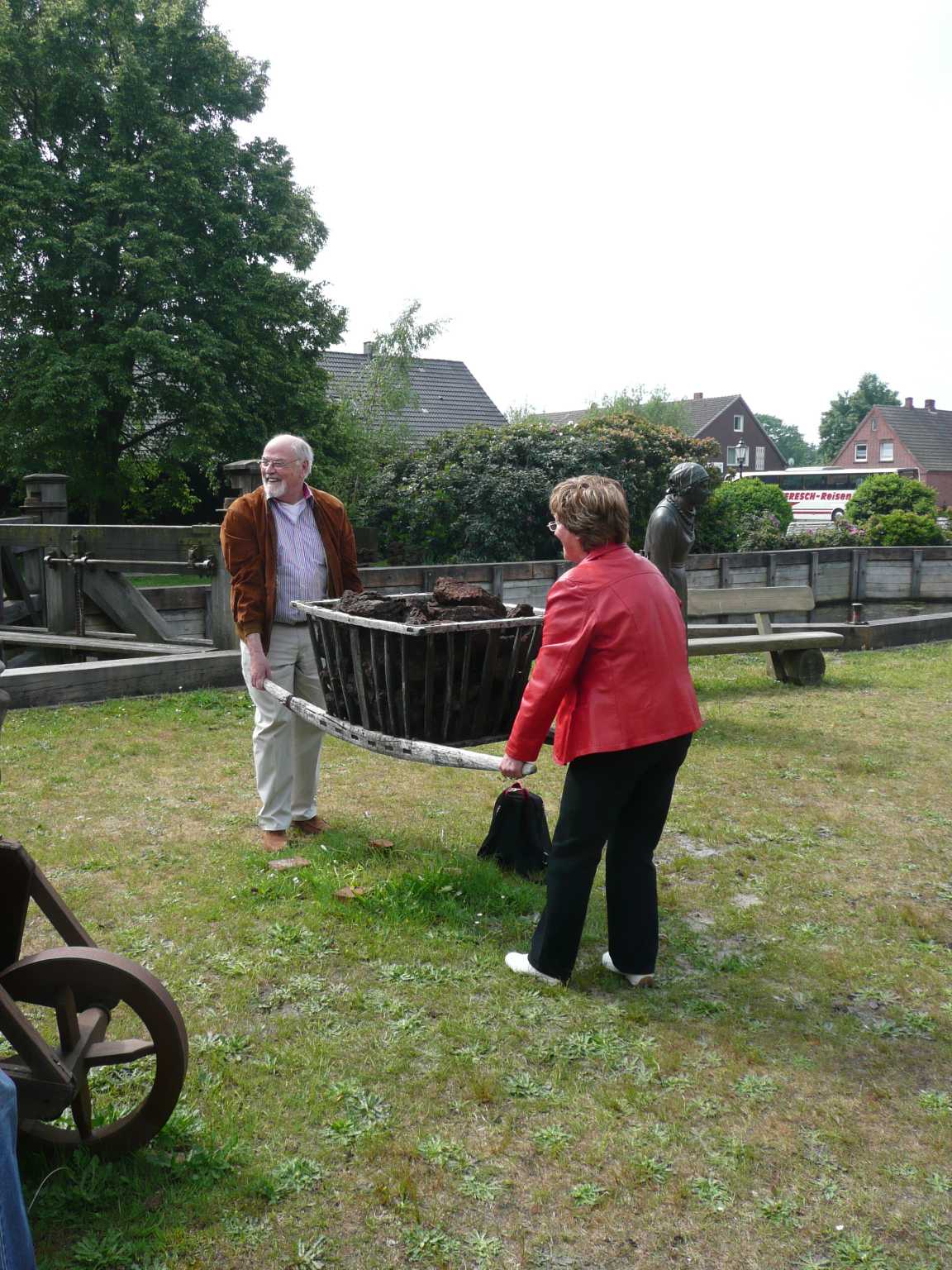 Harte Arbeit im Moor. Harte Arbeit im Moor.