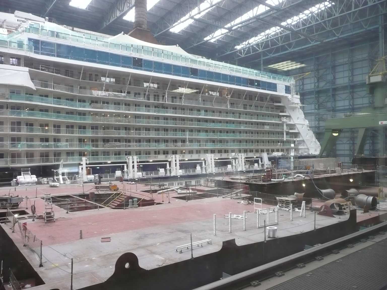 Blick auf den Schiffsneubau im weltweit größten überdachten Baudock.