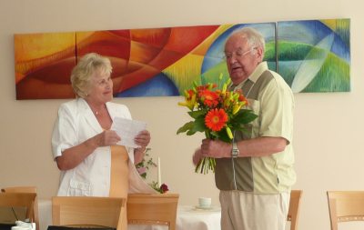 Frau Wiebesiek überreicht Karl-Heinz Nitz Blumen